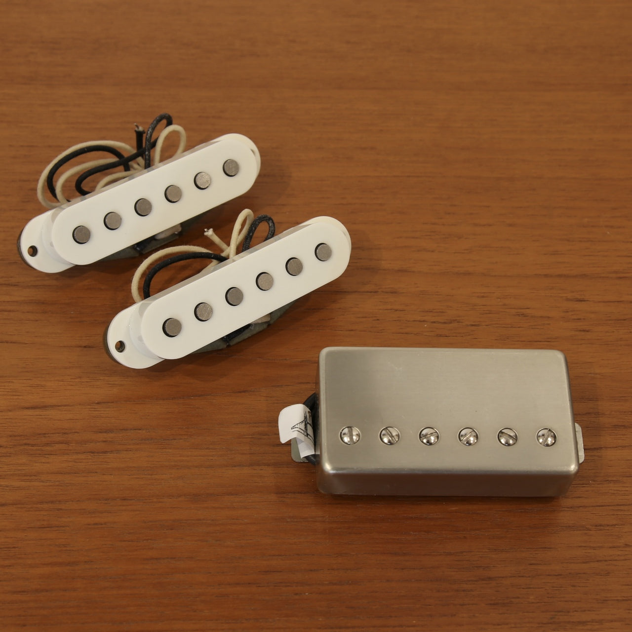 Monty's Guitars Monty's Retto Rowin d sH back t