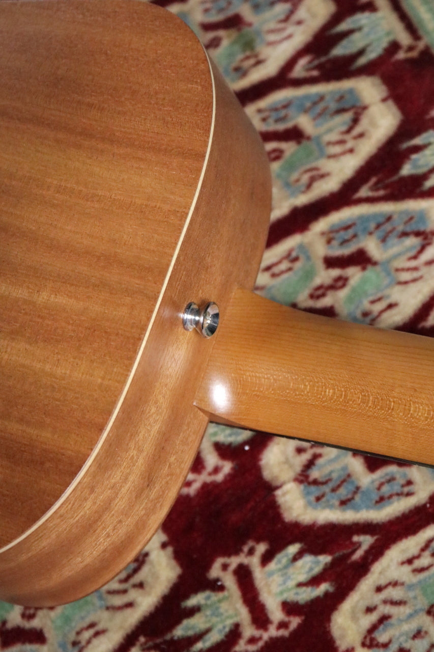 Taylor BT2e (Baby Taylor-e Mahogany) [Taylor-approved repairman worker]