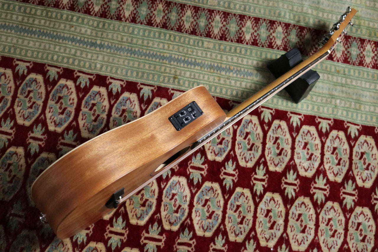 Taylor BT2e (Baby Taylor-e Mahogany) [Taylor-approved repairman worker]