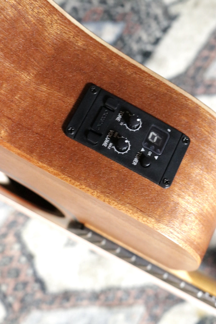 Taylor BT2e (Baby Taylor-e Mahogany) [Taylor-approved repairman worker]