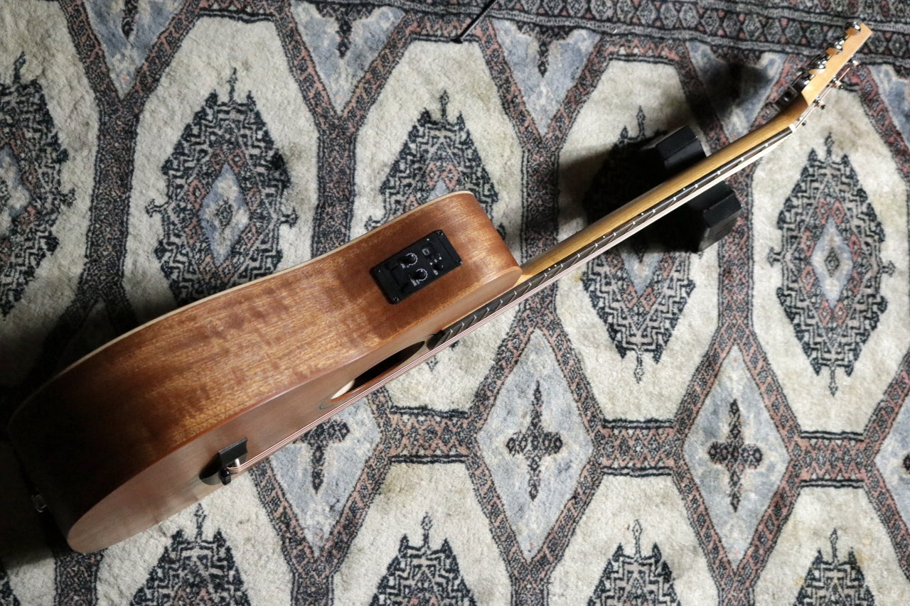 Taylor BT2e (Baby Taylor-e Mahogany) [Taylor-approved repairman worker]